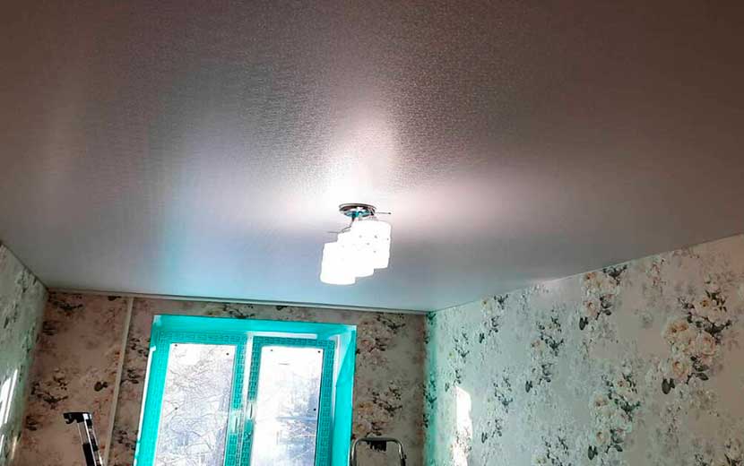 Натяжной потолок в прихожей